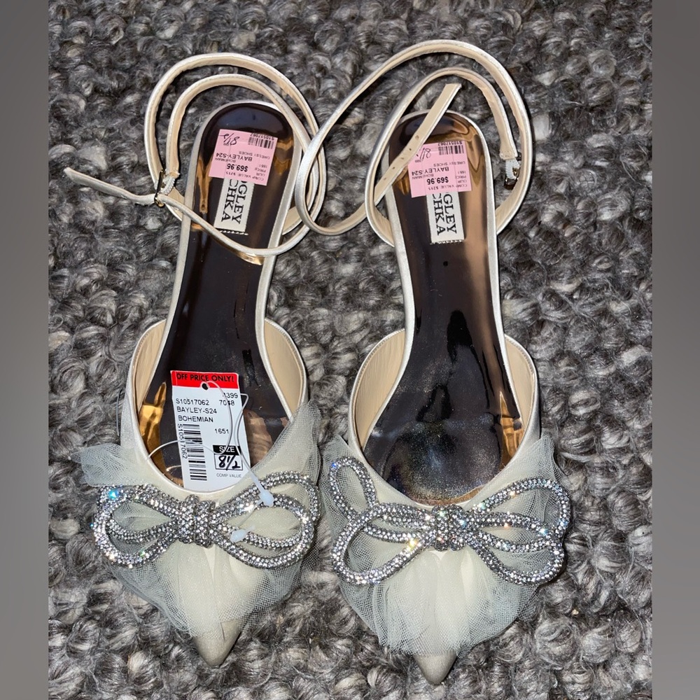 Badgley Mischka ivory bridal shoes. Never worn. 8.5 but they fit me and im a 7.5